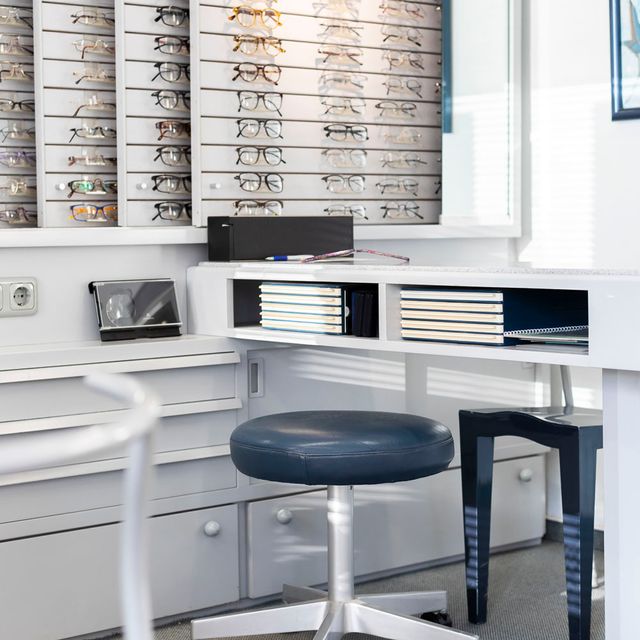 Tresen im Ladengeschäft von Optiker Kugland mit Brillen im Hintergrund