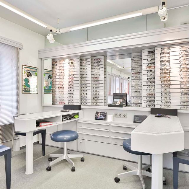 Tresen im Ladengeschäft von Optiker Kugland mit Brillen im Hintergrund