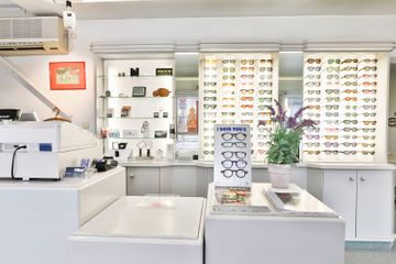 Tresen mit Brillen im Hintergrund im Geschäft von Optiker Kugland in Plön